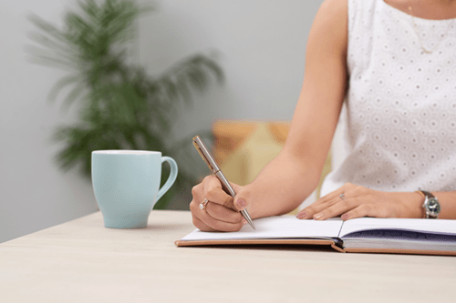 mujer escribiendo para dejar el alcohol